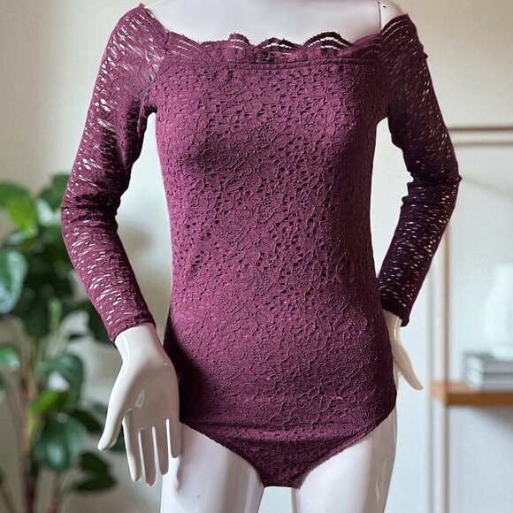 💋 Hollister Burgundy Lace Off-Shoulder Bodysuit – Size M (NWOT) 💋 - Picture 1 of 3